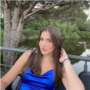 Studentessa liceale impartisce lezioni di inglese e spagnolo a studenti delle scuole elementari, medie e primi anni superiori